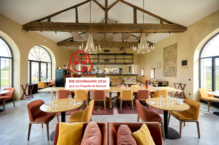 La Grande Salle chaleureuse de La Chapelle de Guiraud, restaurant bistronomique près de Langon
