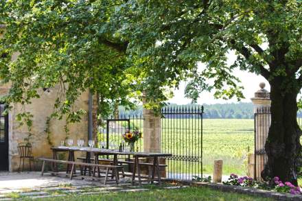 La terrasse avec vue sur les vignes du restaurant La Chapelle de Guiraud à Sauternes
